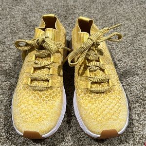 NOBULL women’s knit runner sneakers yellow size 8